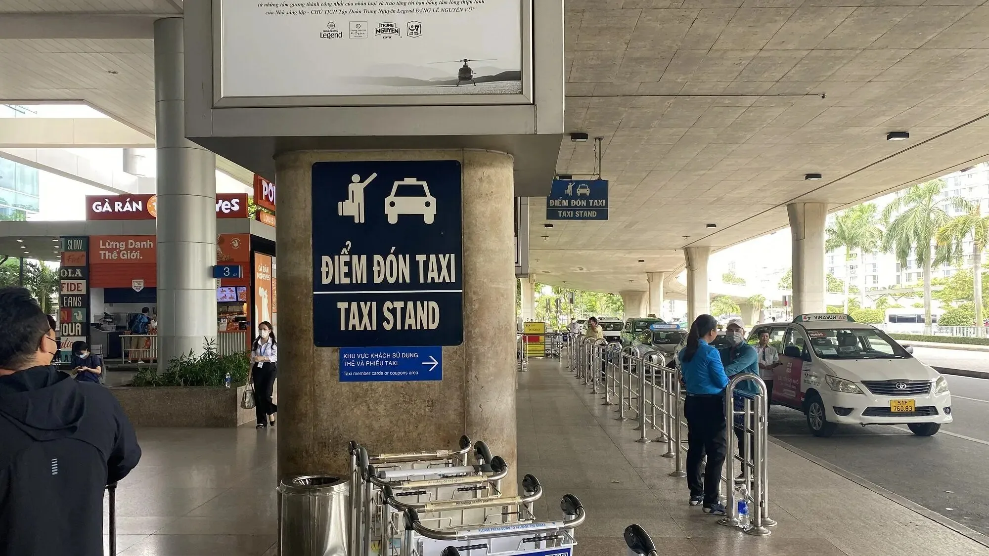 ホーチミン空港のタクシー乗り場の写真
