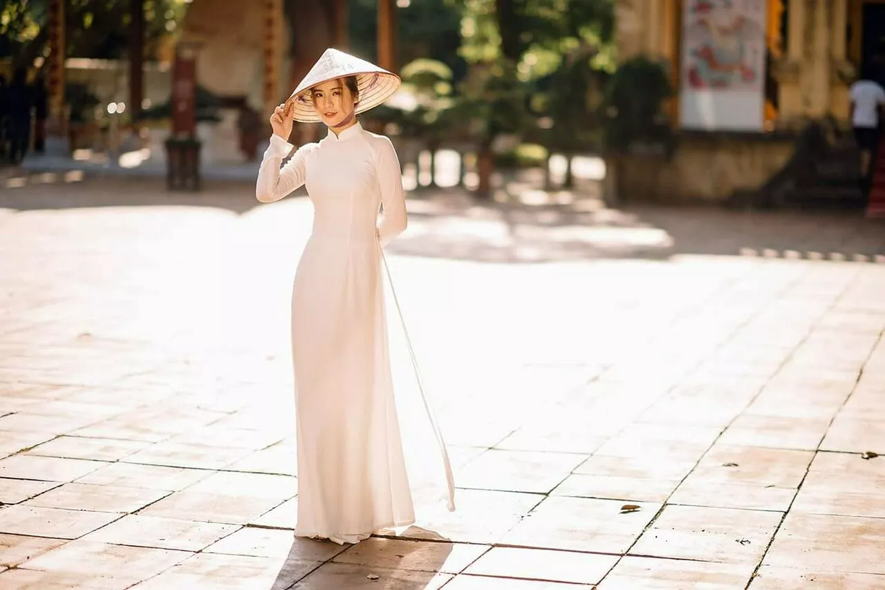 ノンラーをかぶったベトナム女性を撮影した写真